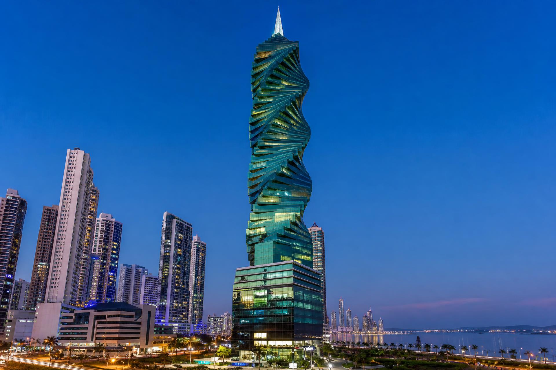 El Tornillo (F&F Tower) en el distrito financiero de la Ciudad de Panamá